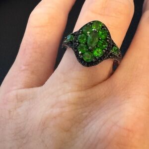 Mixed Shapes Chrome Diopside w/Round Blk Spinal Rhodium over Silver. Sz 7.